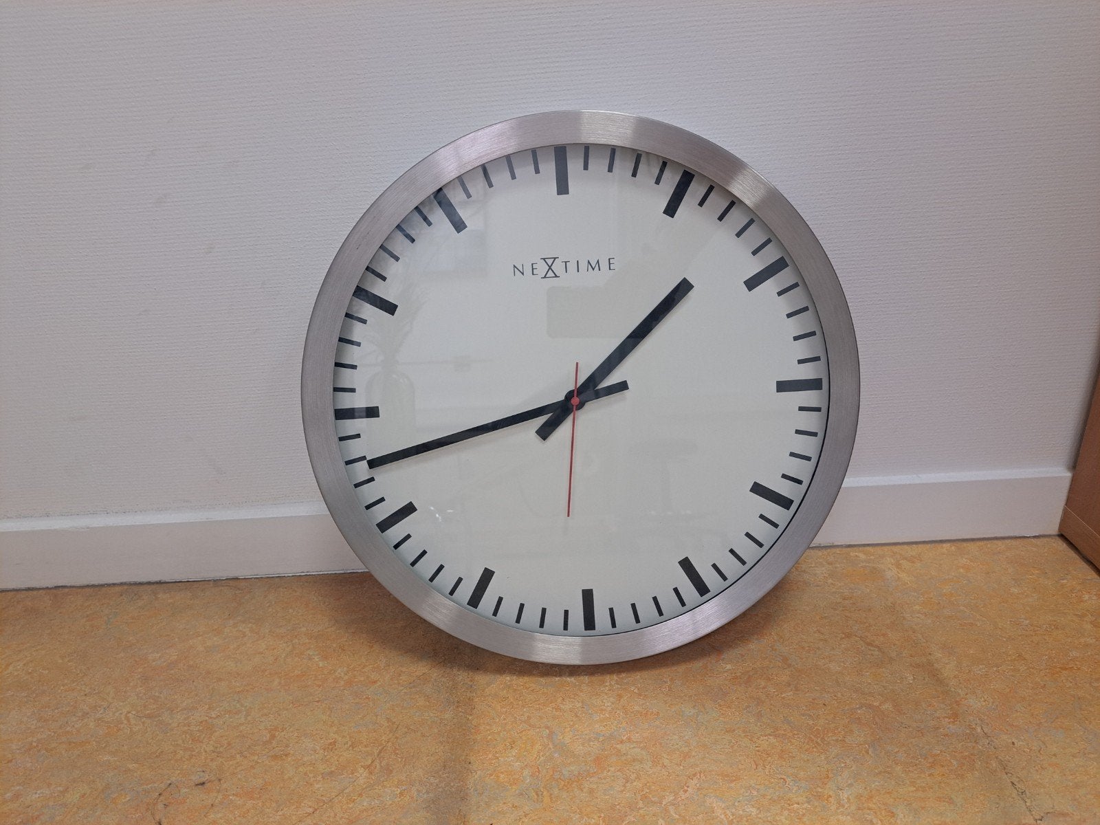 Moderne Nextime Wandklok - Zilverkleurig, Analoog, Ophalen, Wandklok, Analoog, Zo goed als nieuw