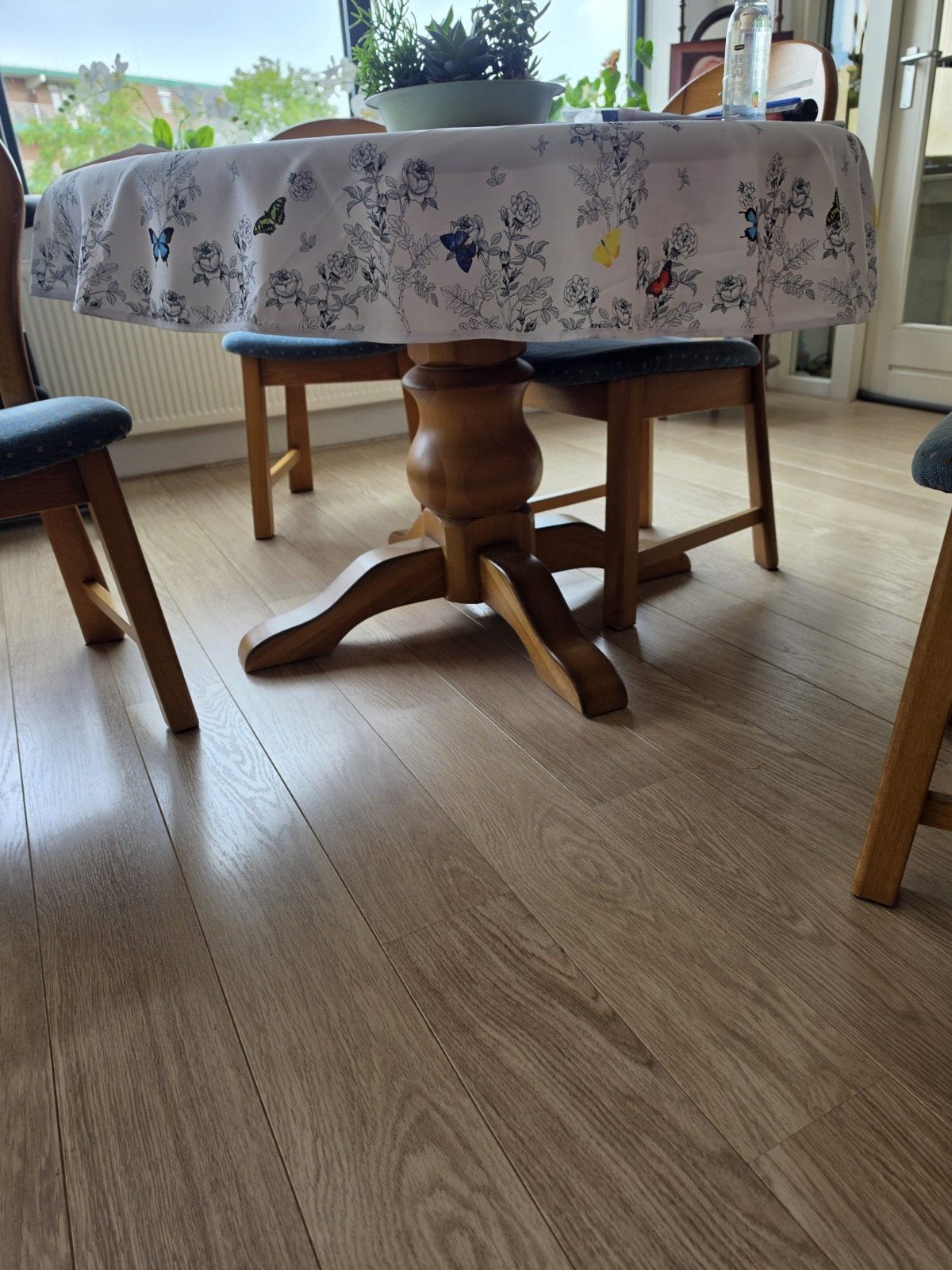 Eettafel, Ophalen, Rond, Vier personen, 100 tot 150 cm