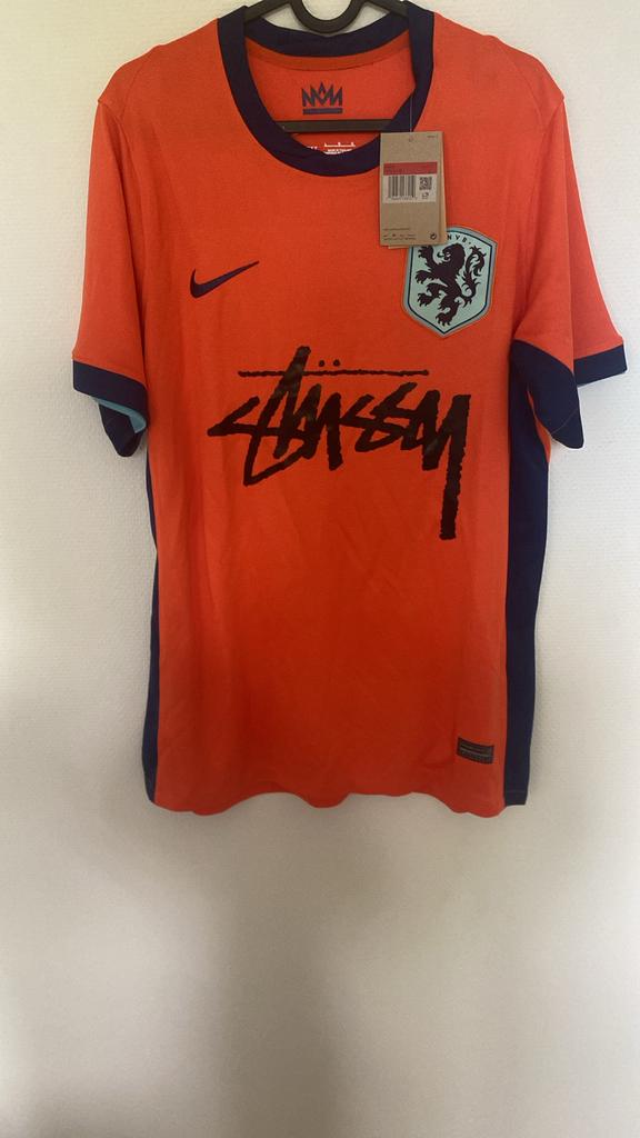 Stussy x Nike shirt - Oranje - Maat L - Nieuw, Kleding | Heren, T-shirts, Ophalen of Verzenden, Zo goed als nieuw, Maat 52/54 (L)