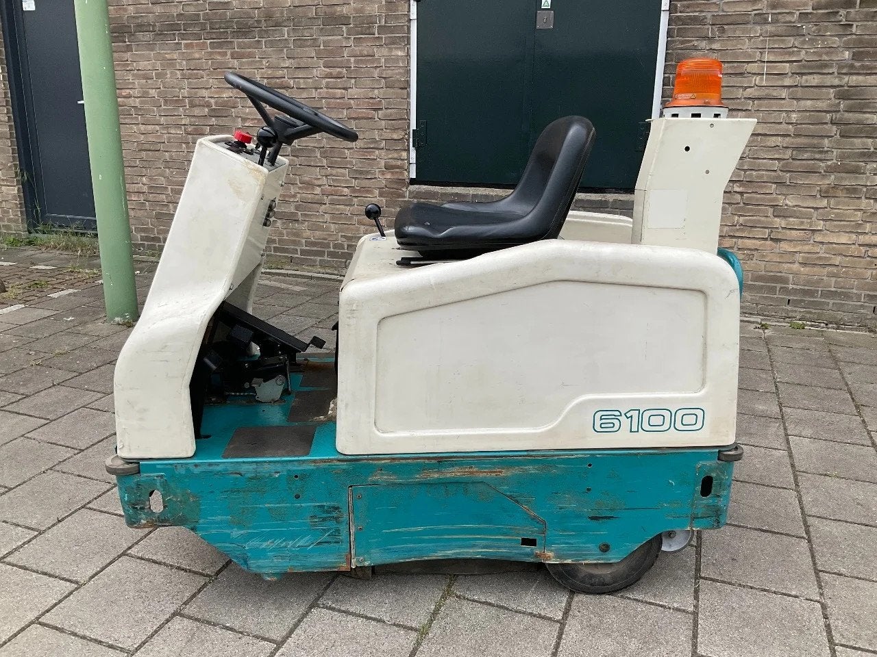TENNANT 6100 Veegmachine / Heftruck (bj 2008), Yilmaz Heftrucks, Yilmazheftruck@gmail.com, Marconistraat 2
3133KL  Vlaardingen, NL