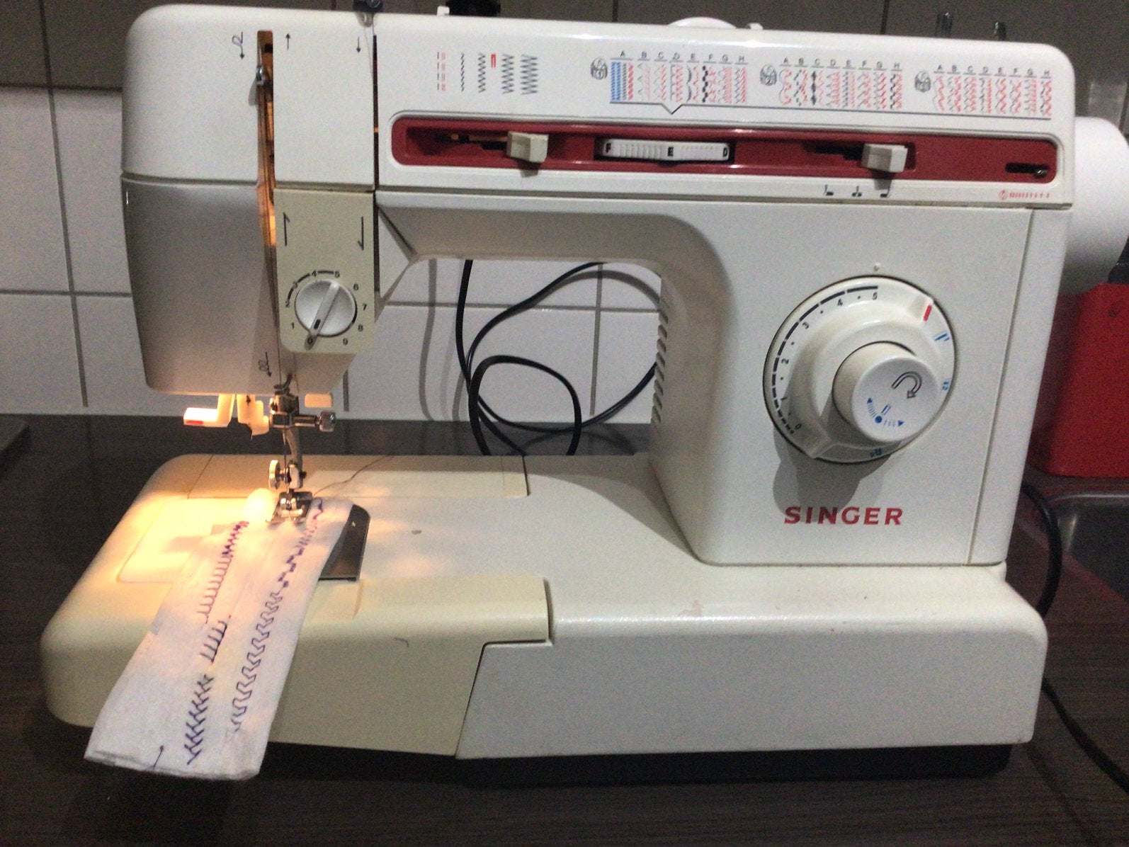 SINGER NAAIMACHINE MET VEEL MOGELIJKHEDEN, Ophalen, Zo goed als nieuw, Naaimachine, Singer