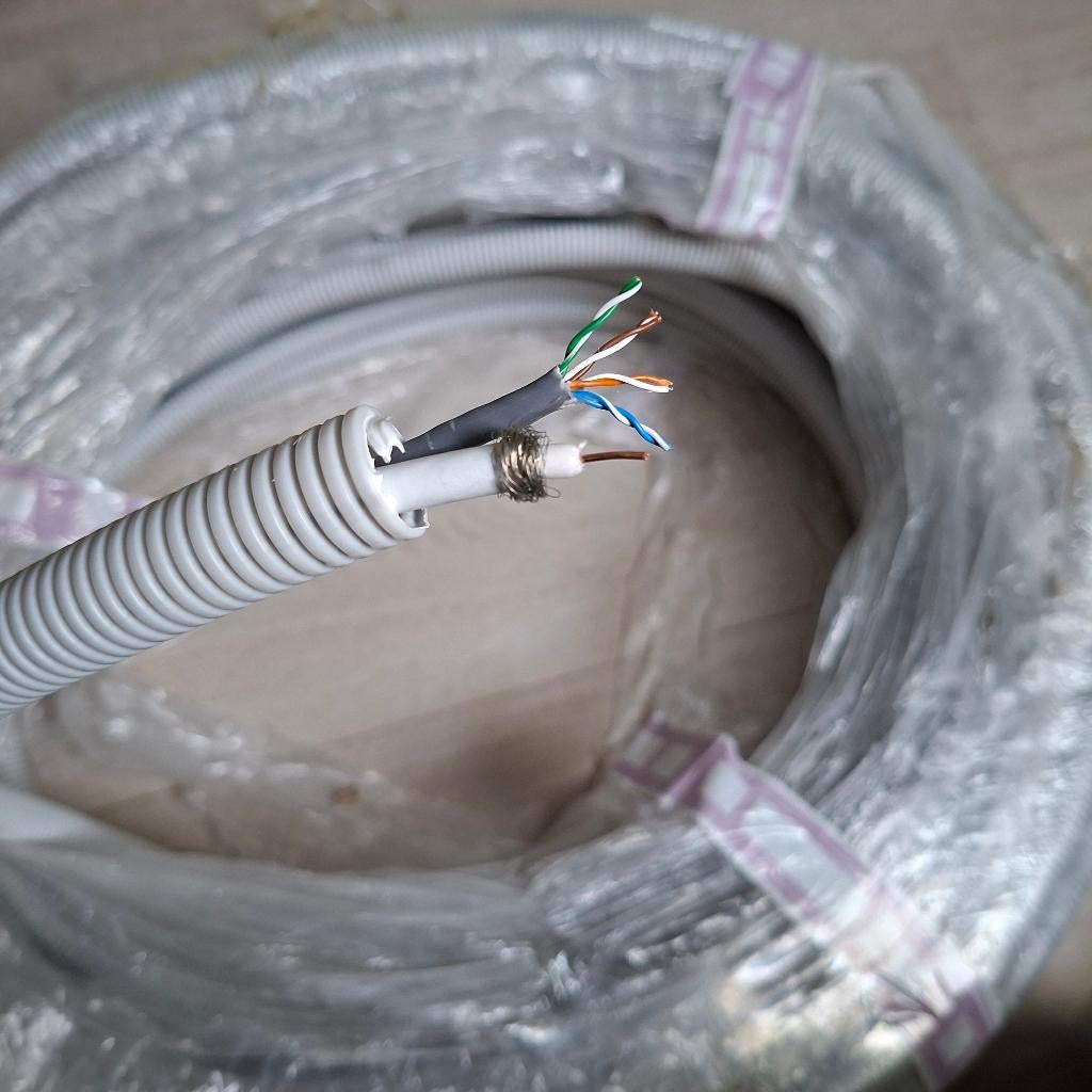 Snelflex Coax + UTP cat5e (SFC9UTP5E), Computers en Software, Pc- en Netwerkkabels, Ophalen, Nieuw