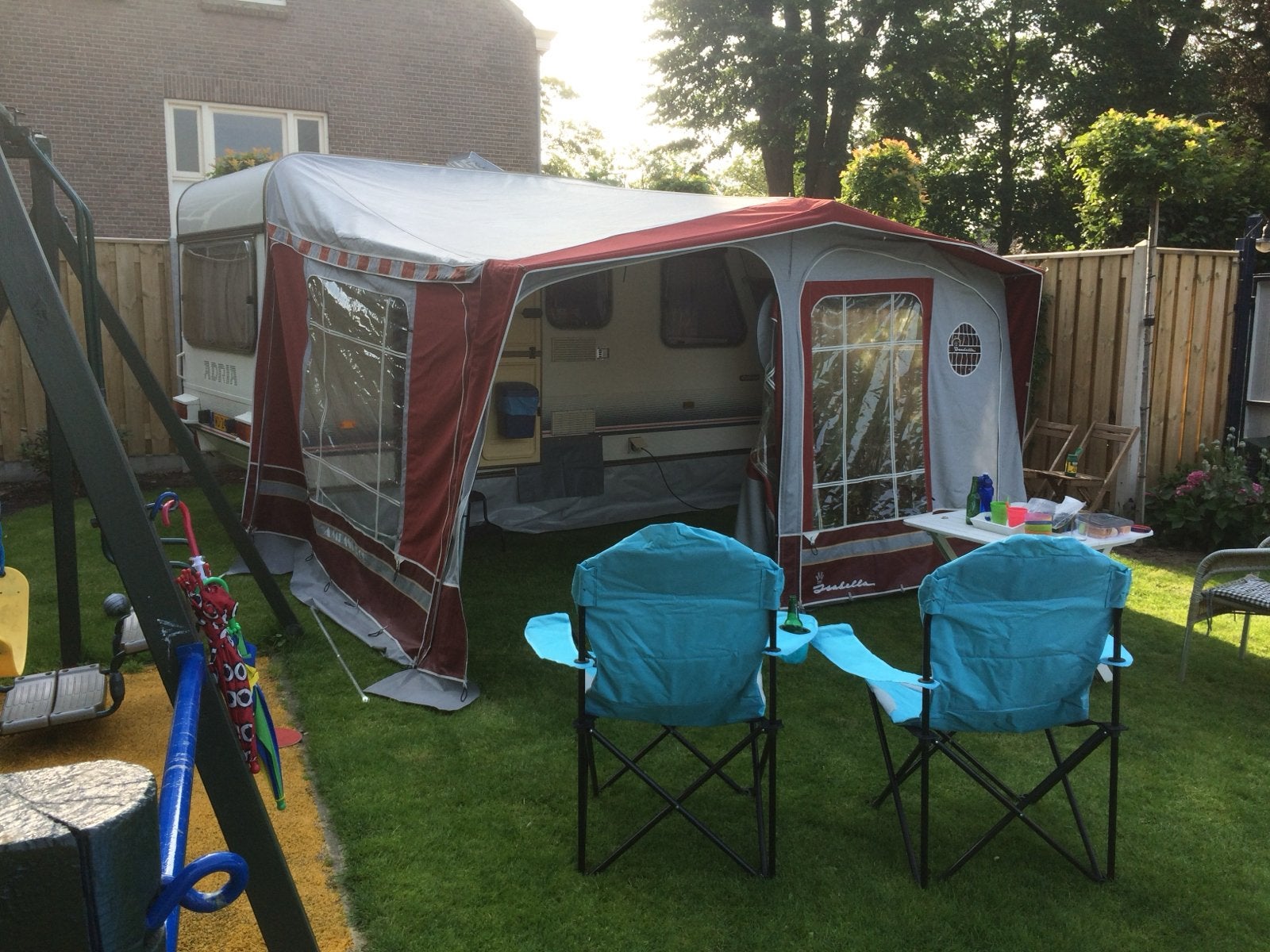 Adria Linea 4252 td Caravan met Voortent en Fietsenrek, Vast bed, Treinzit, Particulier, Adria