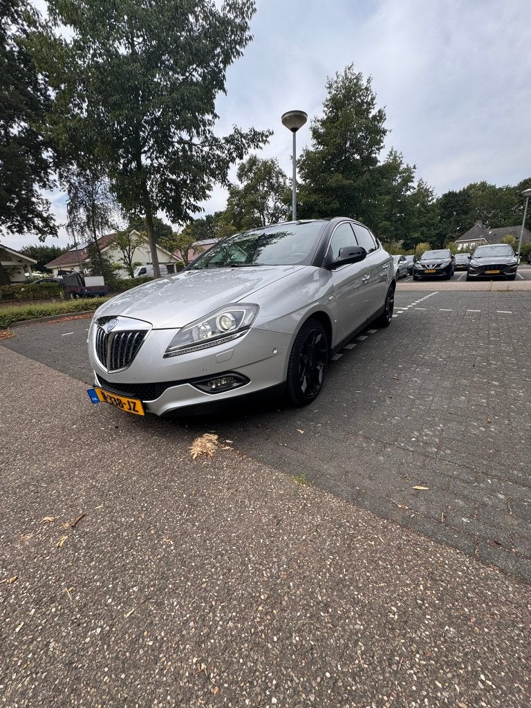 Lancia Delta 1.8 DI Platinum  2010 Zilver metallic Zwart dak, Auto's, Euro 5, Zwart, 4 cilinders, Leder