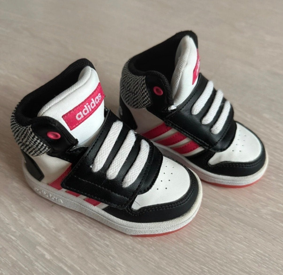 Adidas babyschoenen maat 21 - zwart, wit en roze, Ophalen of Verzenden, Gebruikt, Jongen of Meisje, Schoenen