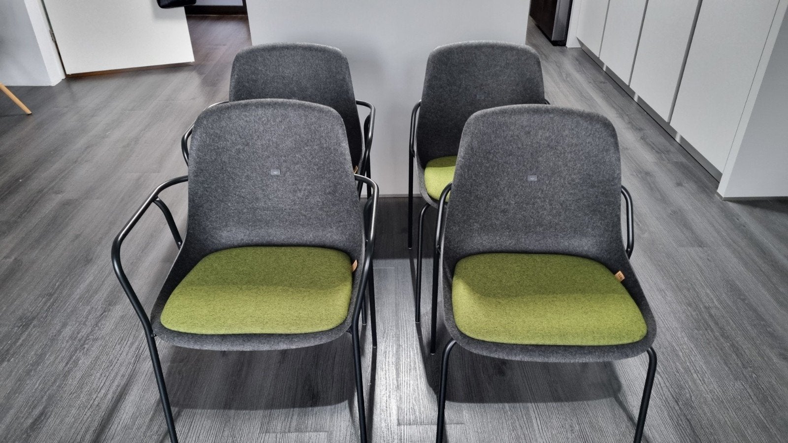 4x Vepa Felt Fine moderne stoelen - Antraciet met groen, Huis en Inrichting, Stoelen, Ophalen, Zo goed als nieuw, Stof, Vier
