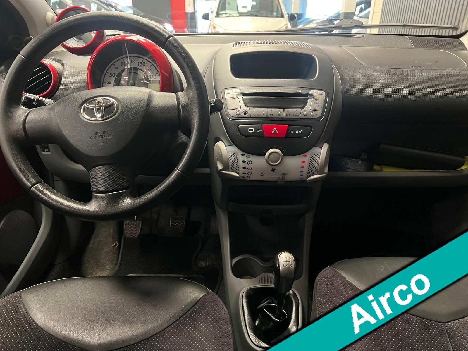 Toyota Aygo 1.0-12V Aspiration Red 1e Eigenaar - NAP - Airco, Voorwielaandrijving, Zwart, 4 stoelen, Leder en Stof