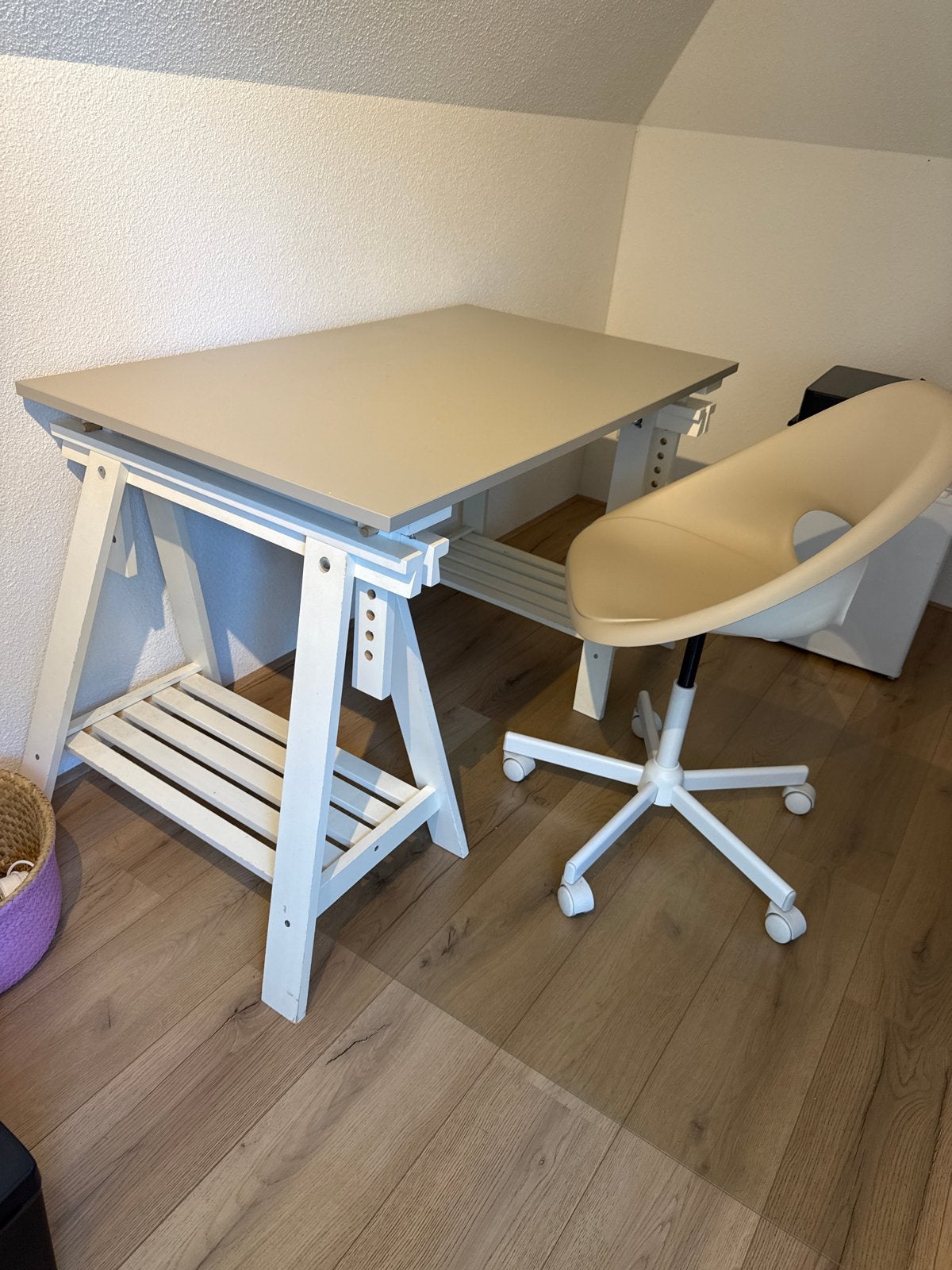 IKEA Bureau met stoel en matje - Crème grijs, Ophalen, Zo goed als nieuw, IKEA, Grijs