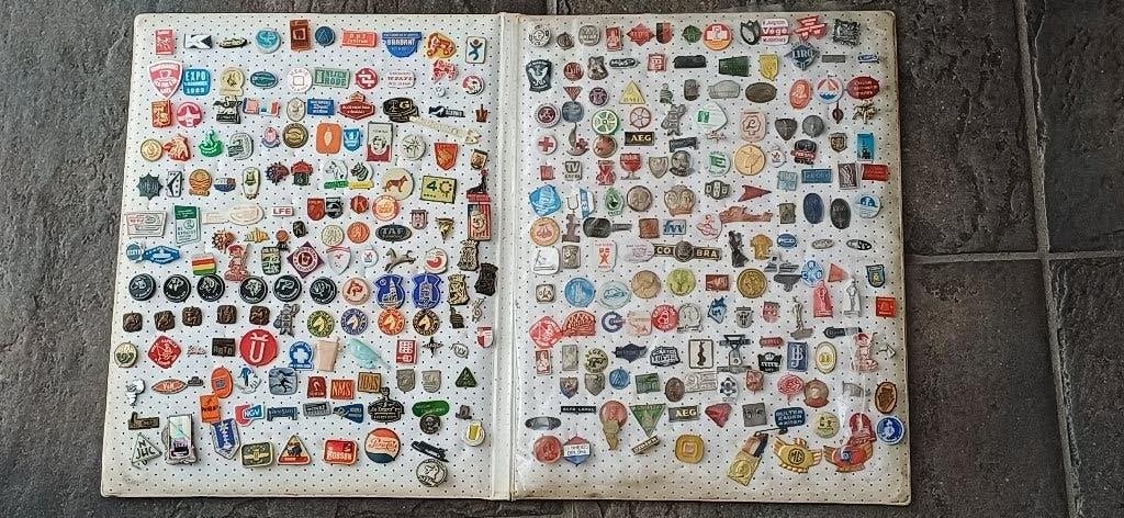 Verzameling van ruim 315 speldjes, pins in map, Verzamelen, Speldjes, Pins en Buttons, Ophalen of Verzenden, Gebruikt, Overige onderwerpen