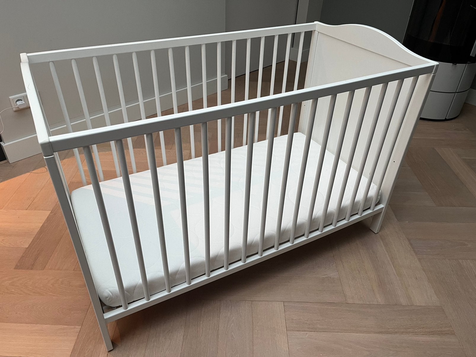 Babybed Ikea Smågöra, witt 120x60, incl koudschuim matras, Ophalen, Zo goed als nieuw, Ledikant