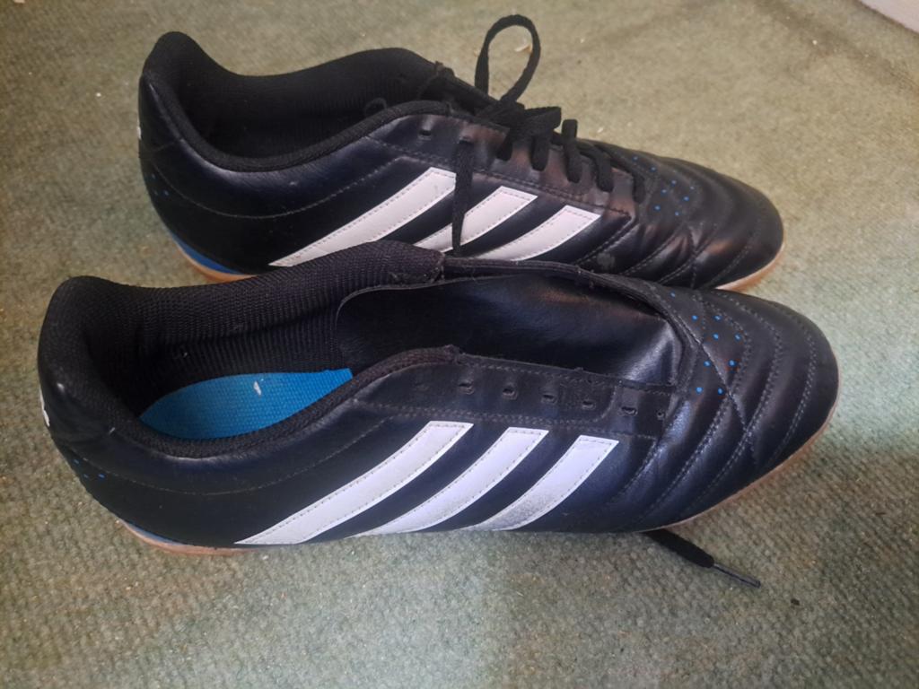 Zaalvoetbal schoenen Te Koop!!! Adidas mt 45, Maat XS of kleiner, Ophalen of Verzenden, Zo goed als nieuw, Schoenen