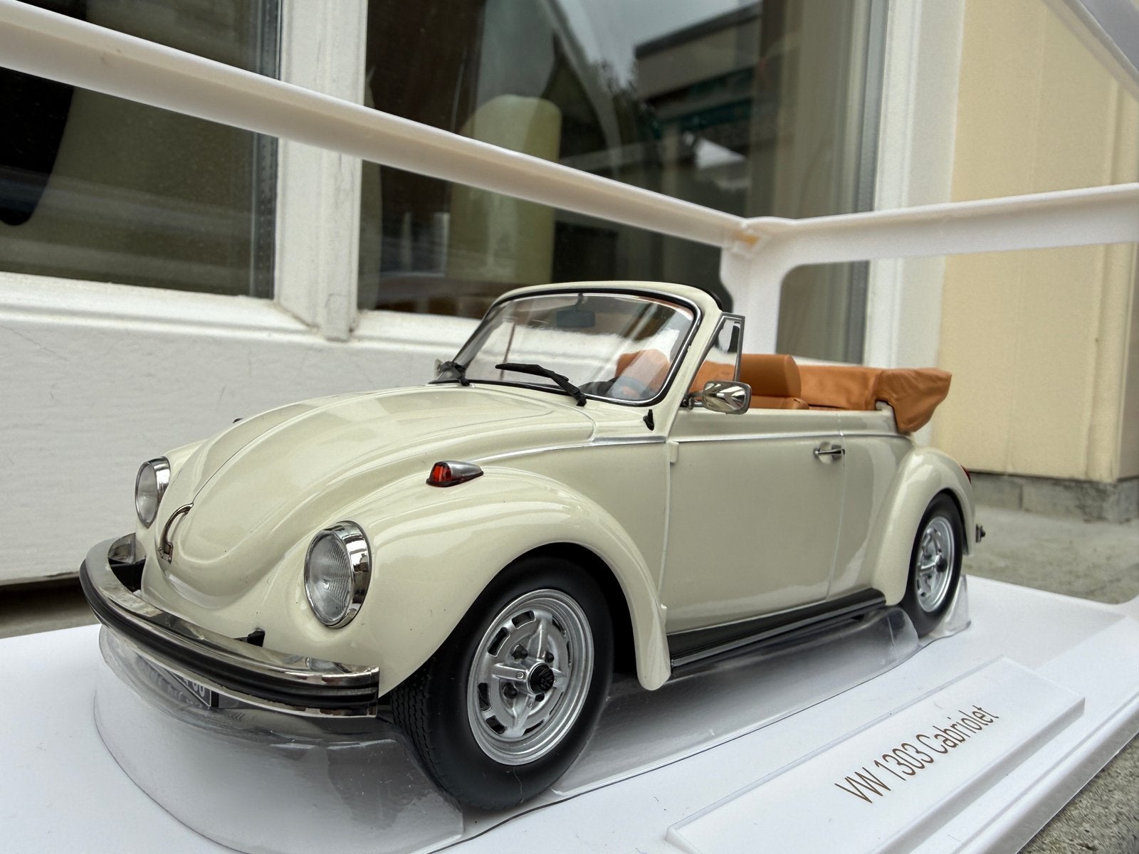 1:18 Volkswagen Kever 1303 Cabriolet Cream White 1973 Norev, Hobby en Vrije tijd, Auto, Norev, 70-72 Av. de Bohlen, Vaulx-en-Velin, 69120, France