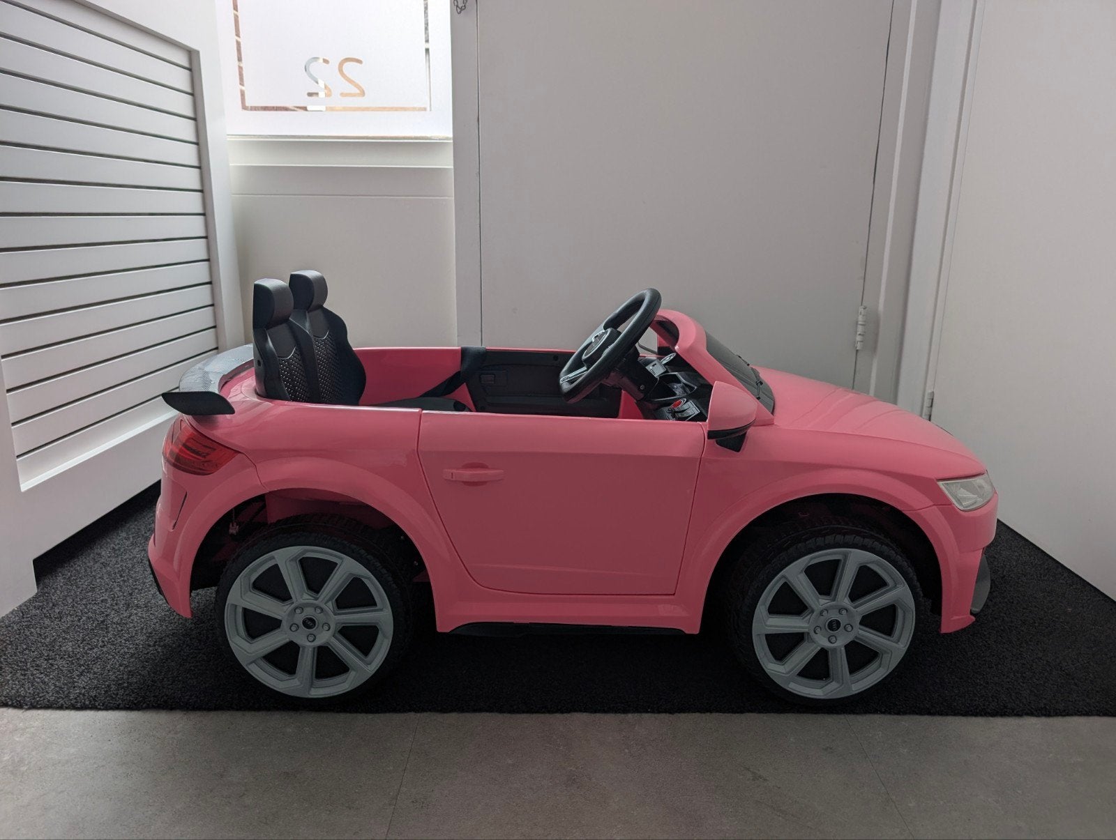 Roze Audi TT RS Elektrische Kinderauto met Afstandsbediening, Kinderen en Baby's, Gebruikt