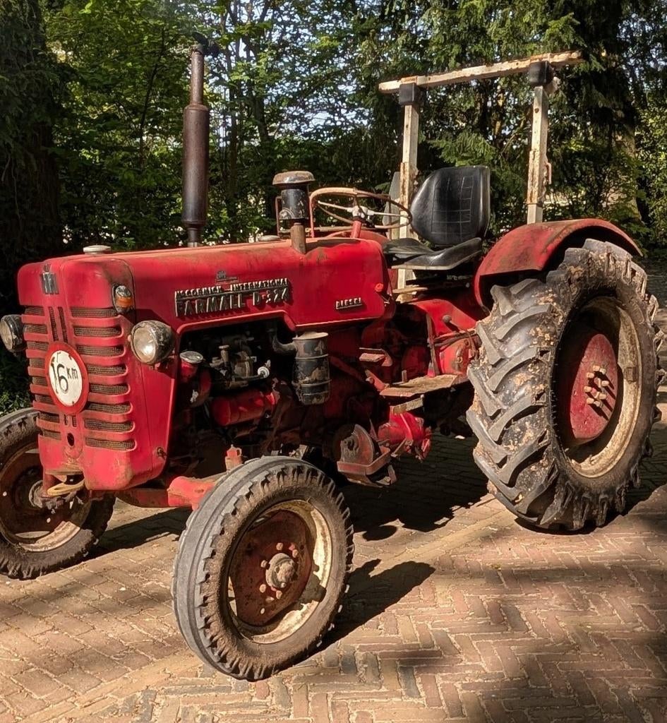 McCormick Farmall D324 en mini old timmer tractor circa 1952, Ophalen, Gebruikt, Meer dan 10000, McCormick