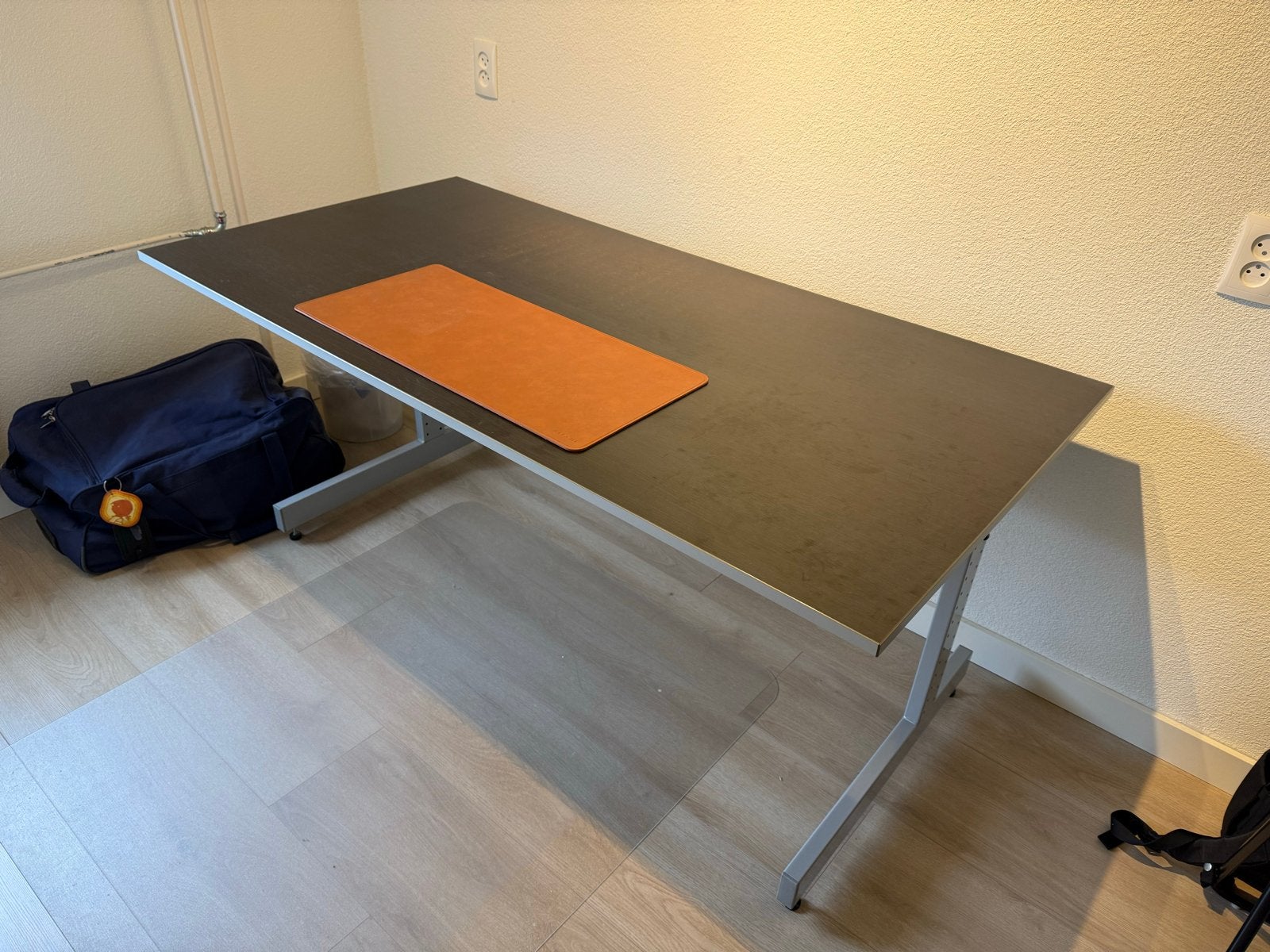 Modern grijs bureau - IKEA, Ophalen, Gebruikt, Metaal, IKEA