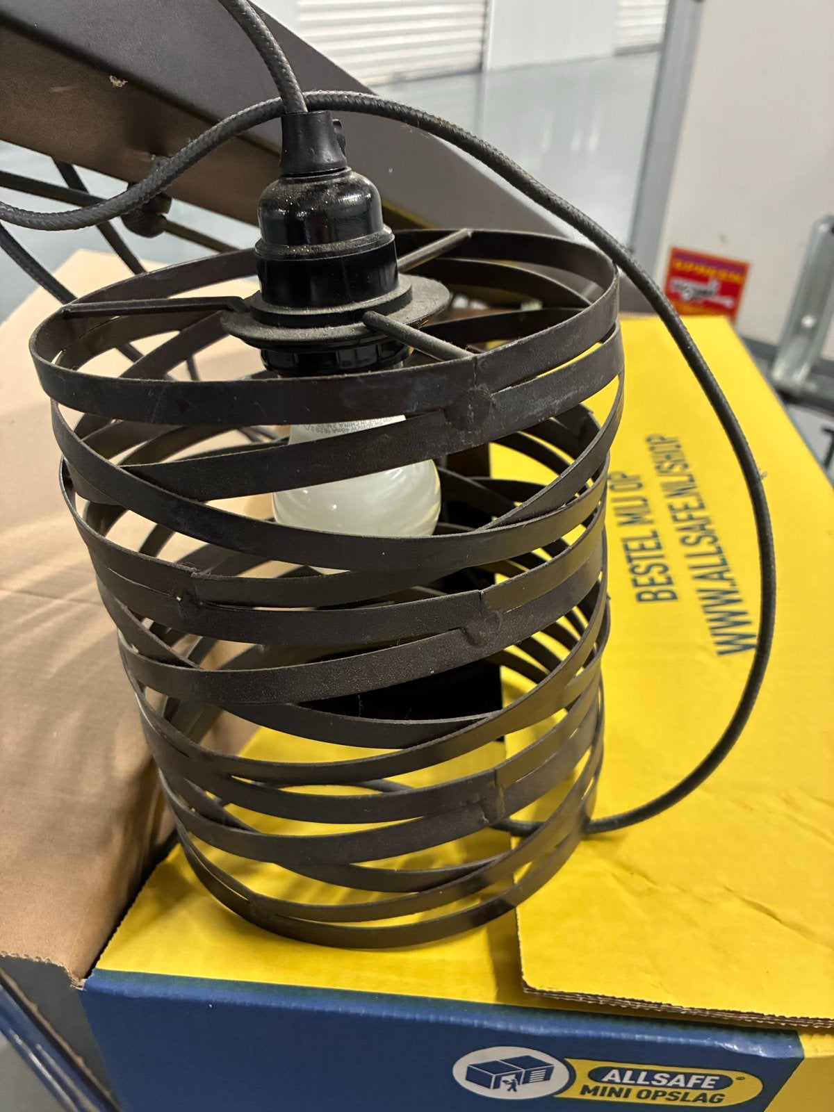 Industriele hanglamp met spiraalvormige kap, Huis en Inrichting, Ophalen, Gebruikt, Metaal, E27 (groot)