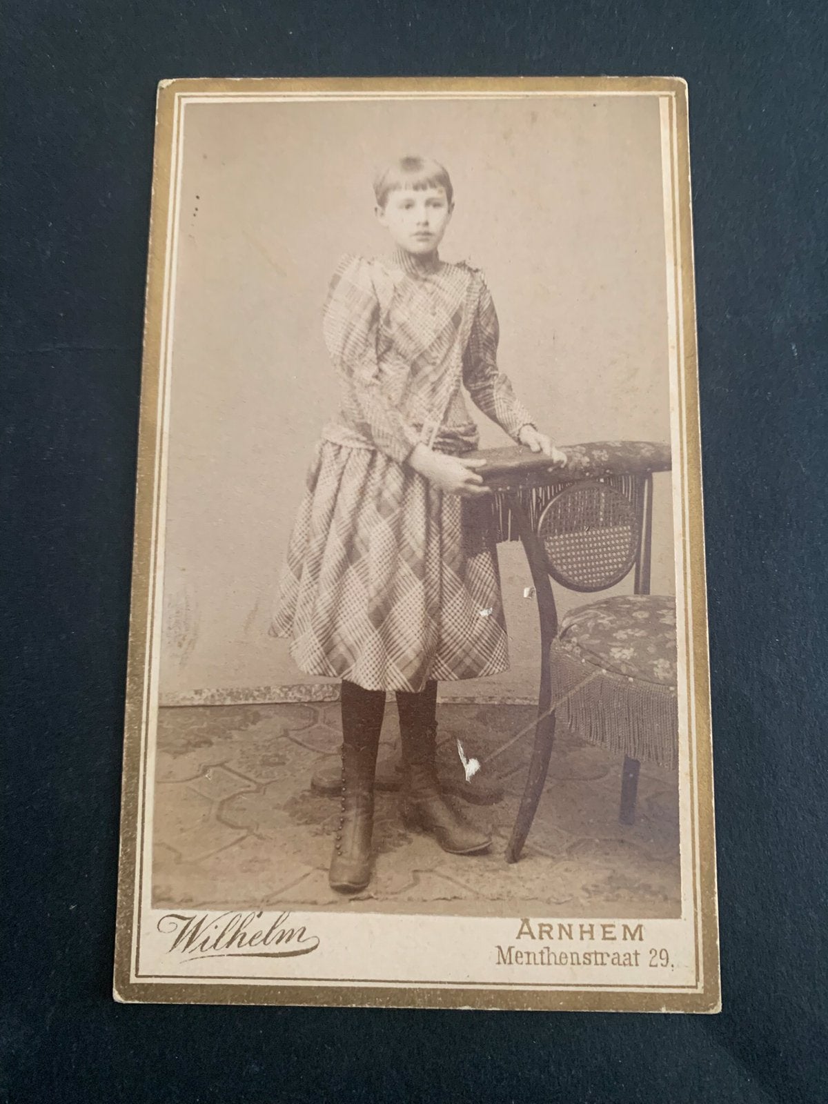 cdv carte de visite meisje Arnhem Wilh Moonen Jr, Verzenden, Foto, Zo goed als nieuw, Voor 1940