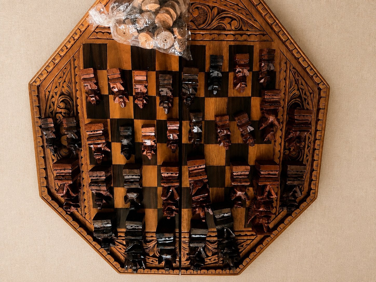 Handgesneden Balinese Schaak- & Backgammonset - Octagonaal, Hobby en Vrije tijd, Ophalen, Gebruikt