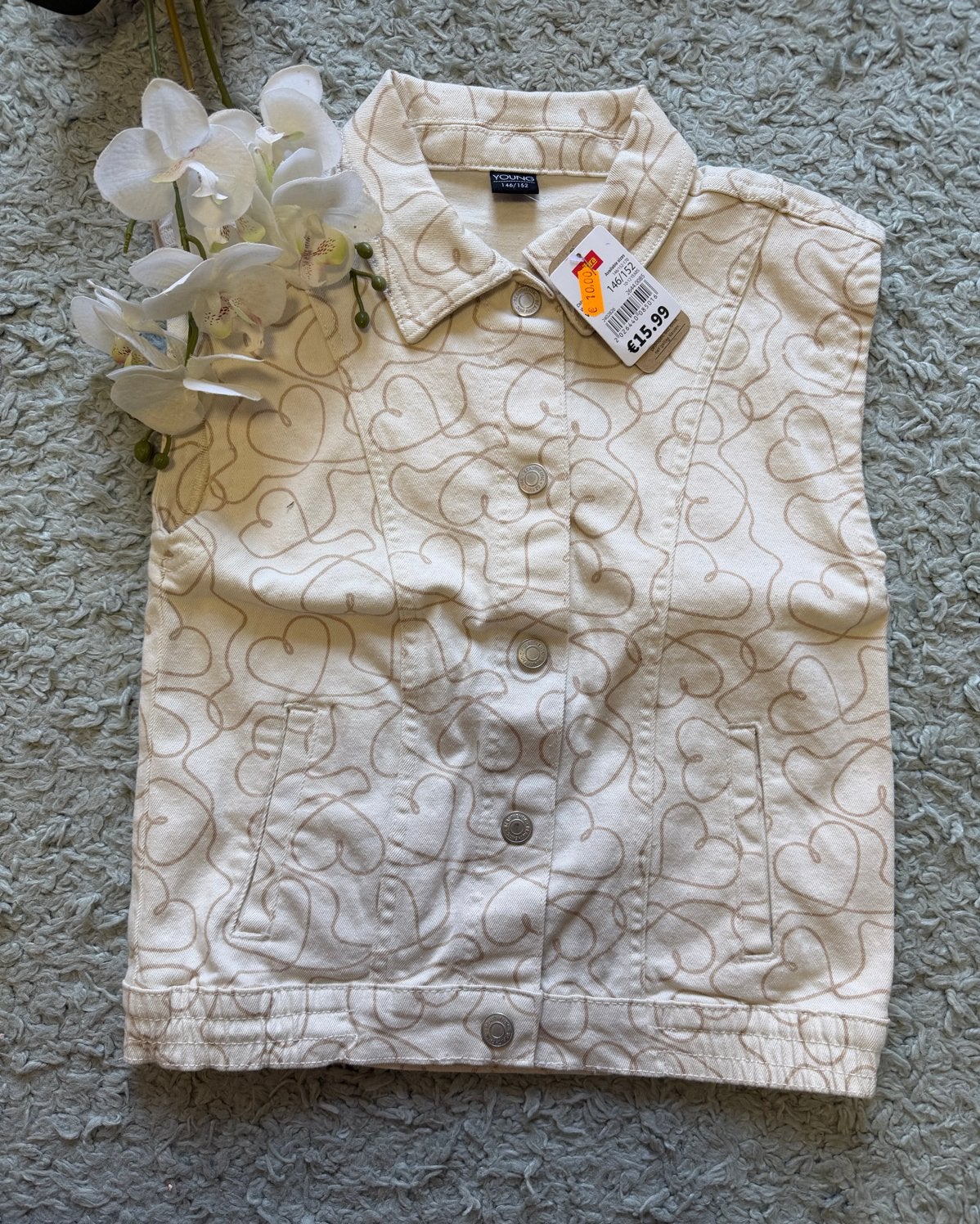 Nieuwe mouwloze spijkerjas met hartjesprint - maat 146/152, Kinderen en Baby's, Kinderkleding | Maat 146, Ophalen of Verzenden