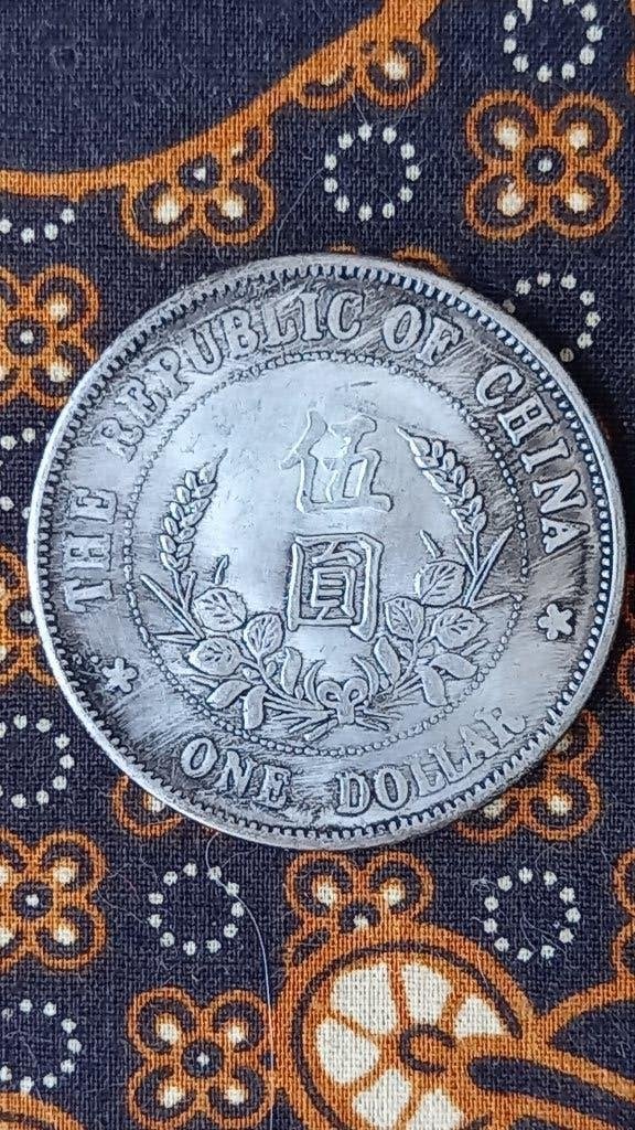 Mooie oude Chinese One Dollar munt met portret 4,4 cm.