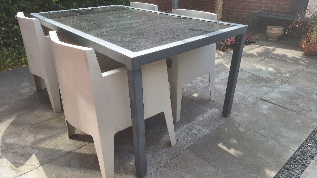 Tuintafel en 4 lichtgrijze driade tuinstoelen, Ophalen, Gebruikt, Kunststof, Stapelbaar