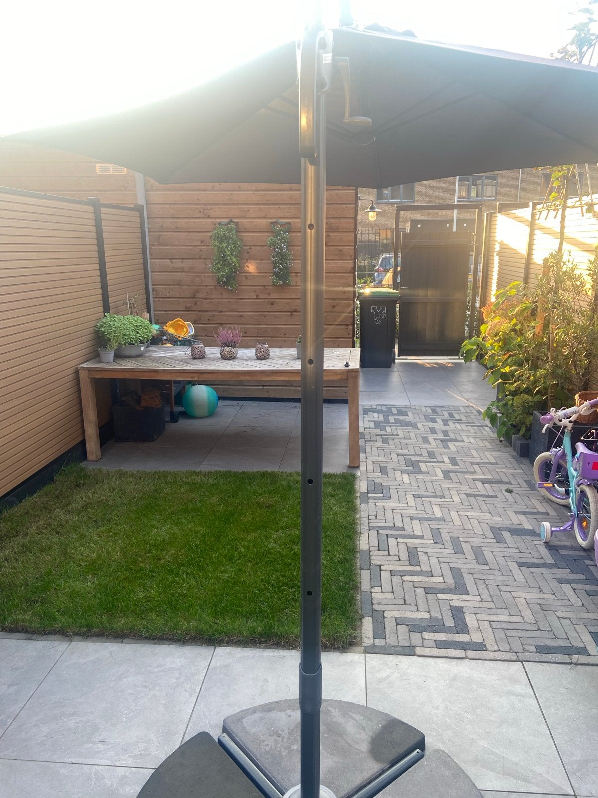 Foto 6 van Grote zweefparasol met voet