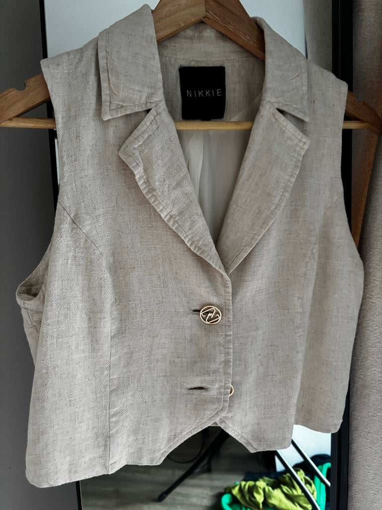 Nikkie Plessen beige gilet maat S met gouden knopen, Kleding | Dames, Ophalen of Verzenden, Zo goed als nieuw