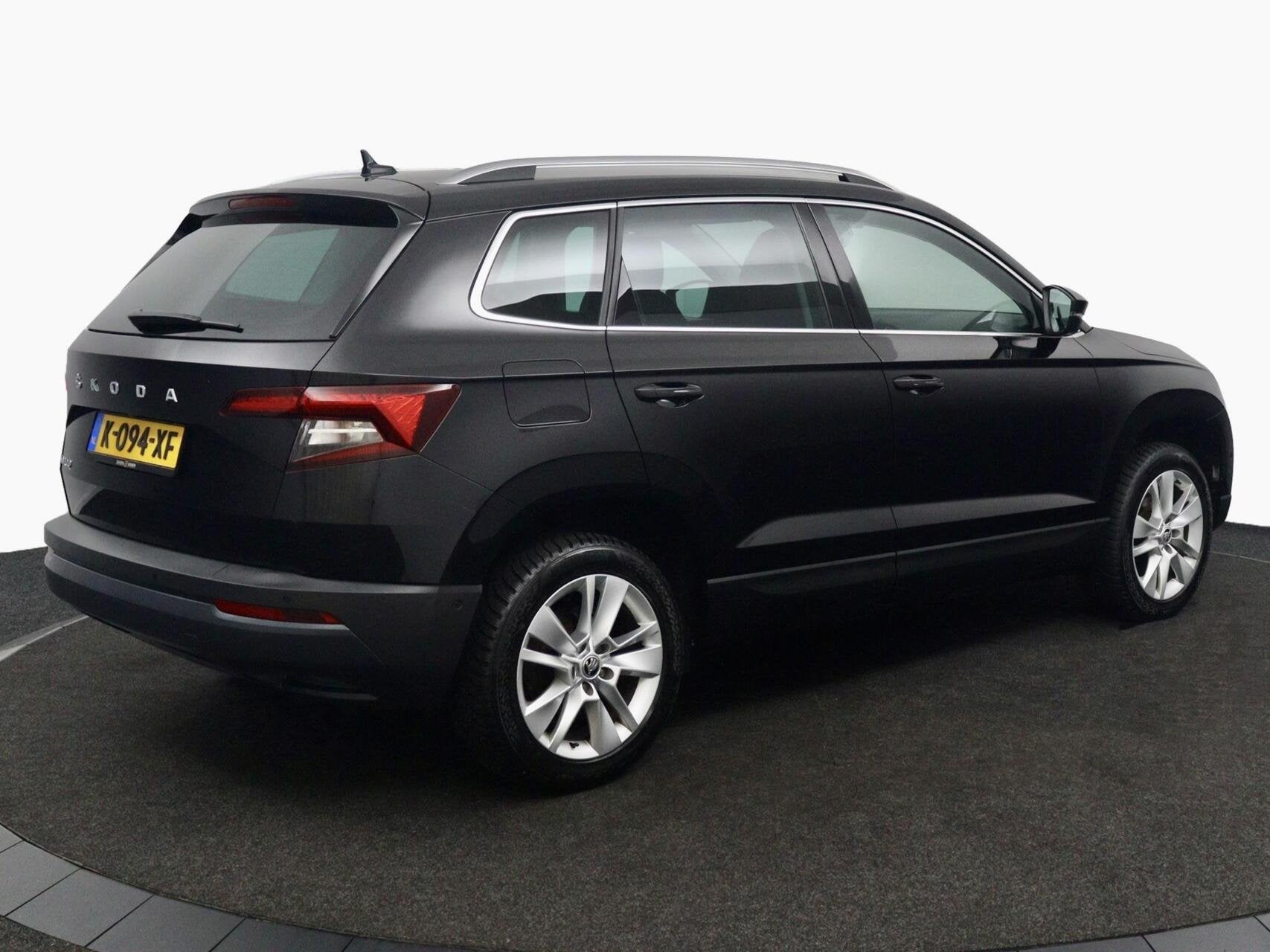 Skoda Karoq 1.0 TSI Business Edition Plus zwart, Auto's, Voorwielaandrijving, Gebruikt, Zwart, Handgeschakeld