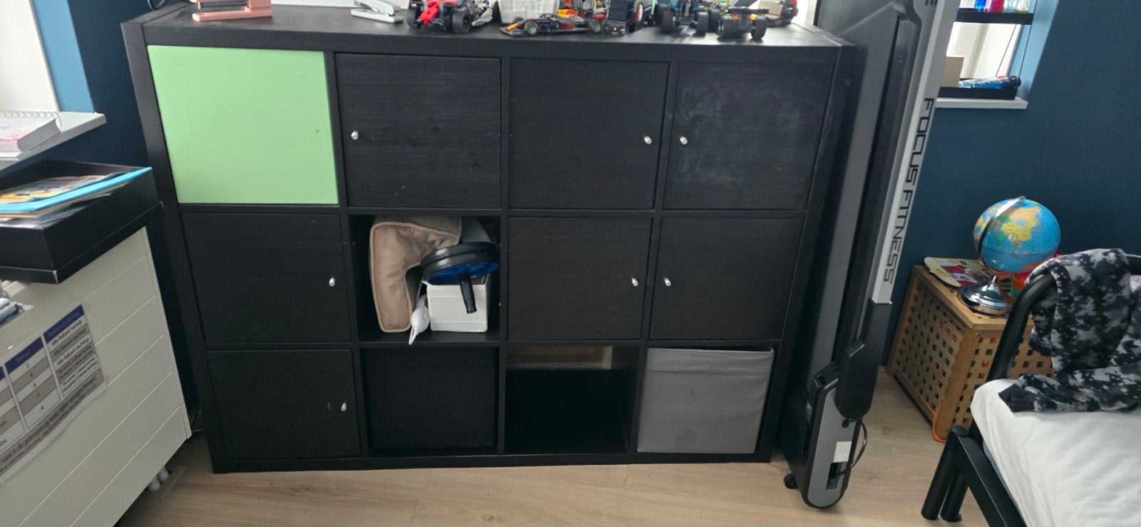 Ikea Kallax kast 12 vakken zwartbruin met deuren en bakken, Ophalen, Gebruikt