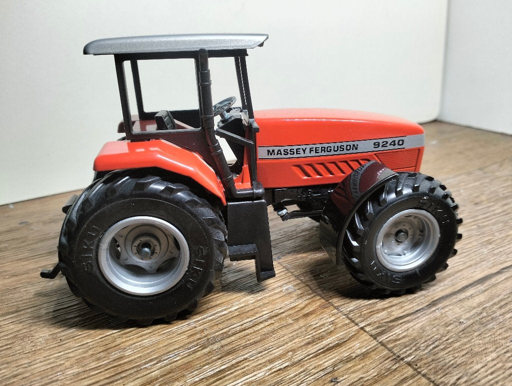 Te koop Siku Massey Ferguson 9240.(A), Hobby en Vrije tijd, Modelauto's | 1:32, Ophalen of Verzenden, Zo goed als nieuw, Tractor of Landbouw