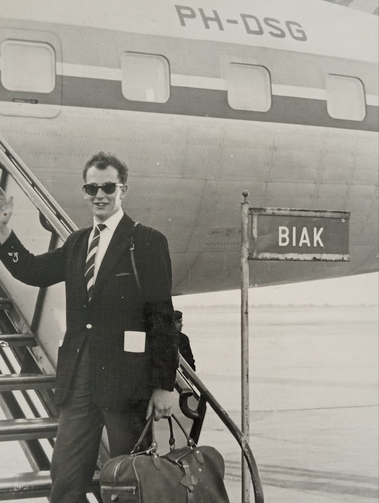 Historische foto: Man bij vliegtuig PH-DSG, Amsterdam 1961, 1960 tot 1980, Gebruikt, Foto, Ophalen of Verzenden