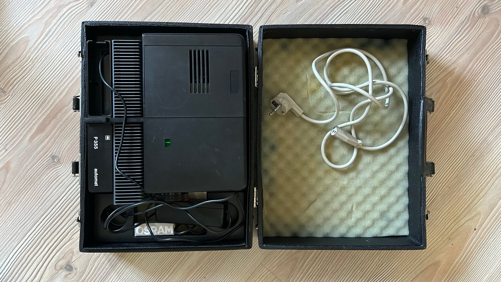 Rollei P355 Diaprojector met Heidosmat 2.4/90 MC lens, Ophalen, Gebruikt, Met scherm