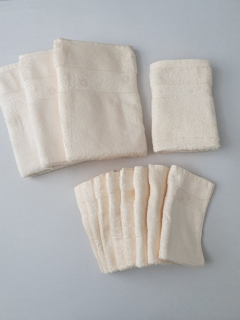 4 handdoeken en 7 gastendoekjes ecru met geborduurde rand, Ophalen, Zo goed als nieuw, Handdoek