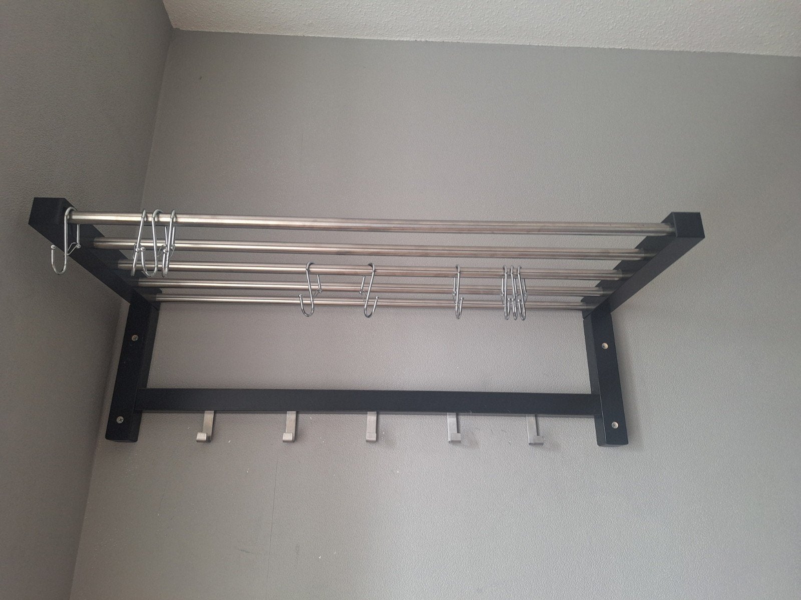 IKEA TJUSIG Kapstok met hoedenplank, zwart, Huis en Inrichting, Gebruikt, Minder dan 100 cm, Metaal, Ophalen