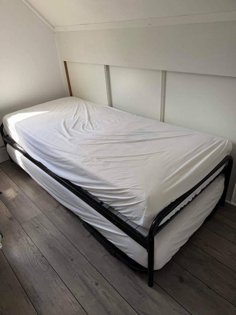 Uitschuifbaar bed / logeerbed met 2 matrassen, Ophalen, 90 cm, Zwart, Tweepersoons