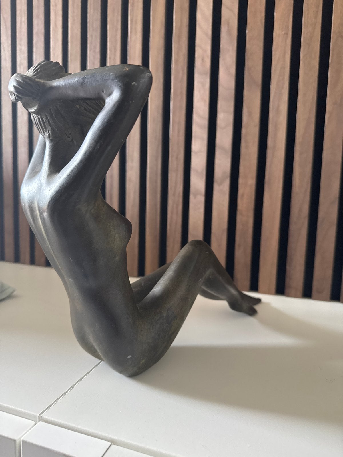 Foto 3 van Bronzen beeld van liggende vrouw