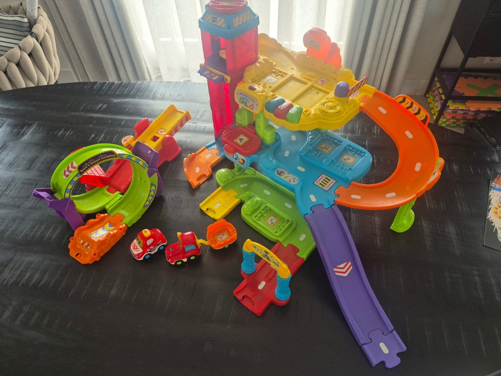VTech Toet Toet Autogarage met Stuntlooping en 2 auto's, Kinderen en Baby's, Ophalen of Verzenden, Gebruikt