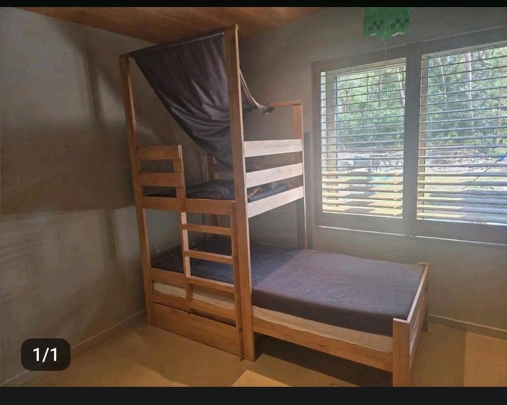 Stevig houten stapelbed met uitschuifbare lade, Gebruikt, 90 cm, Eenpersoons, 160 tot 180 cm
