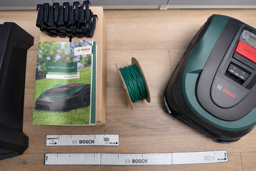Bosch Indego S 500 robotmaaier met garage en accessoires, Ophalen, Zo goed als nieuw, 20 tot 25 cm, Bestuurbaar via app