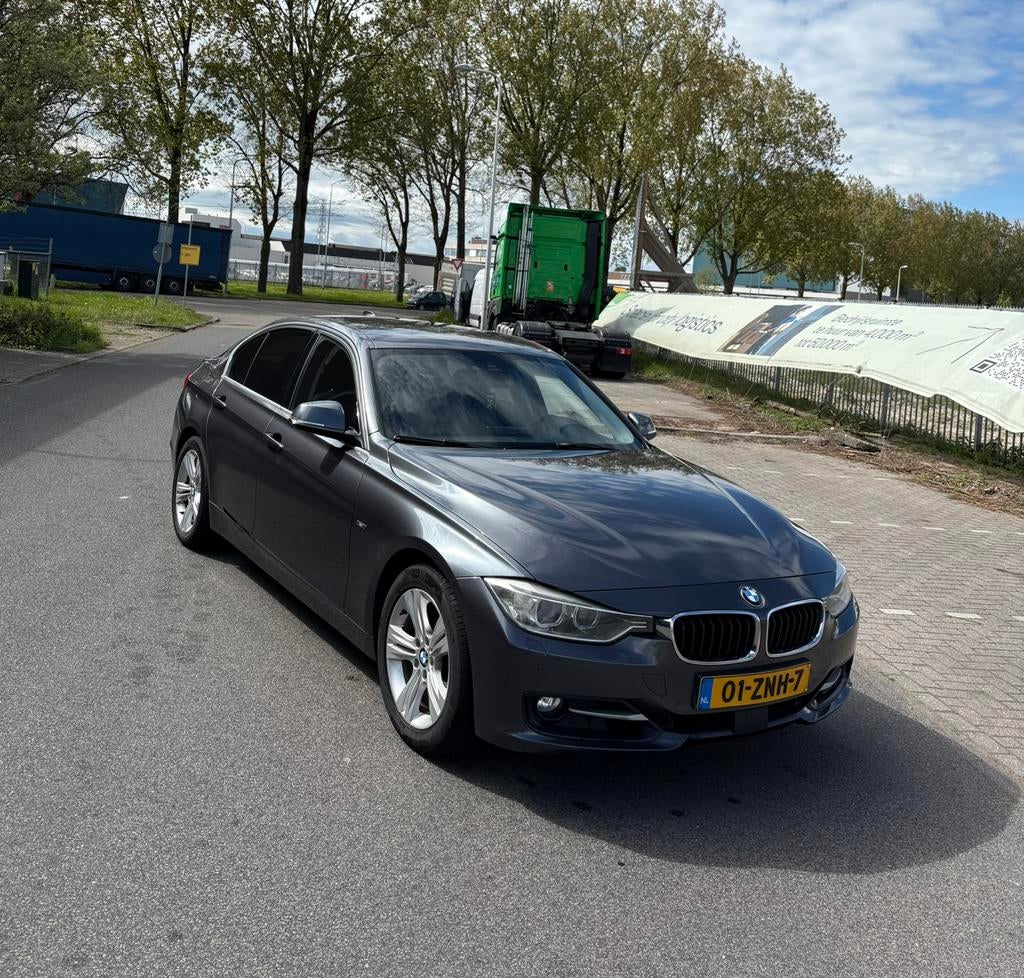 BMW 3-Serie 2.0I 320 135KW Aut8 (f30) 2013 Grijs, Auto's, Achterwielaandrijving, Zwart, 4 cilinders, 75 €/maand