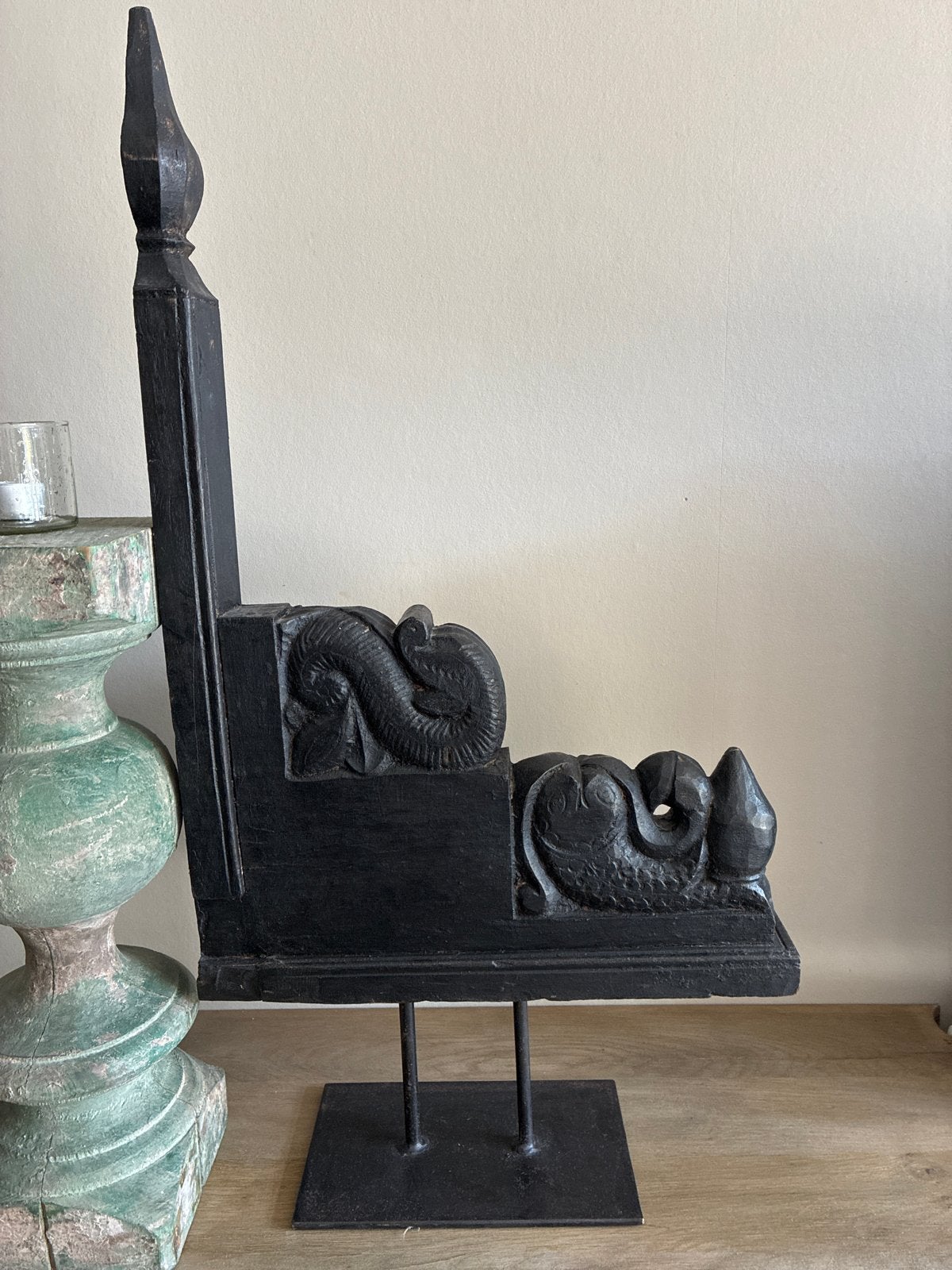 Uniek groot houten ornament op stalen voet, Hout, Zwart, Ophalen of Verzenden, Landelijk