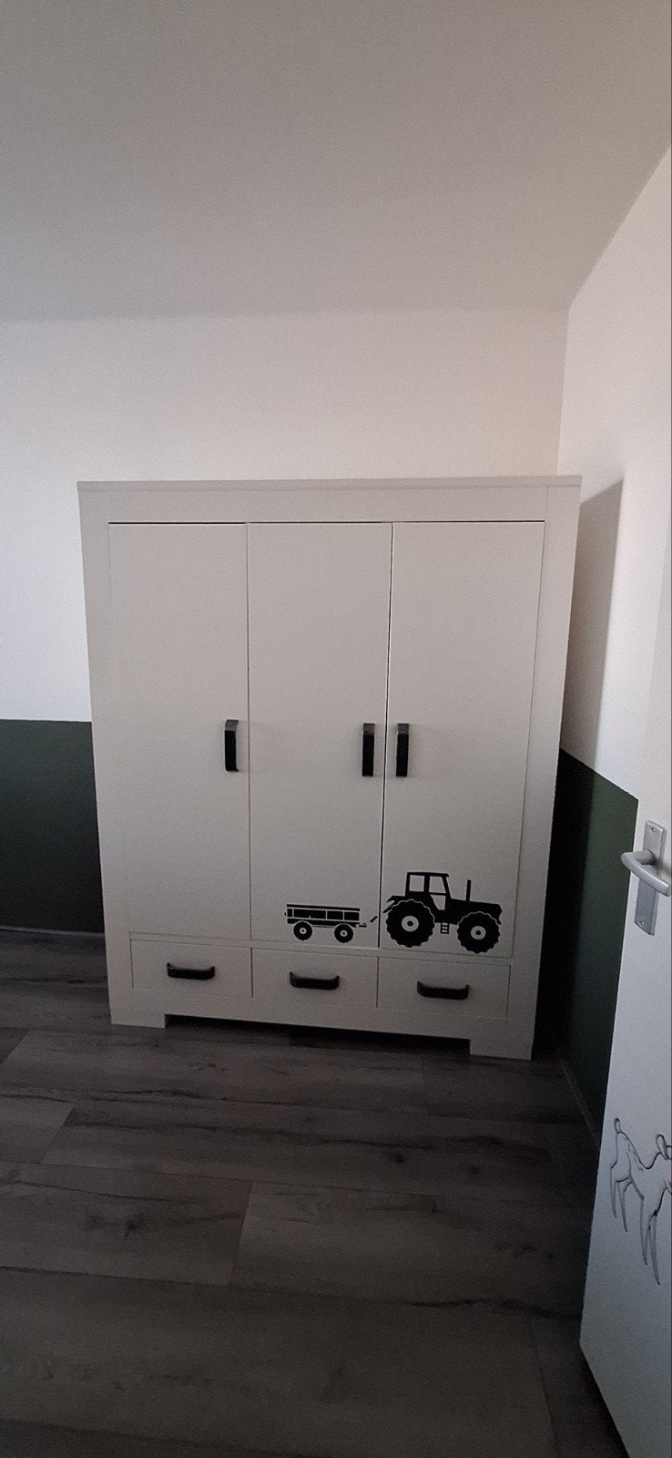 Kidsmill Witte kledingkast met tractor decoratie, Huis en Inrichting, Gebruikt, 100 tot 150 cm, Kinderkamer, Modern, 150 tot 200 cm
