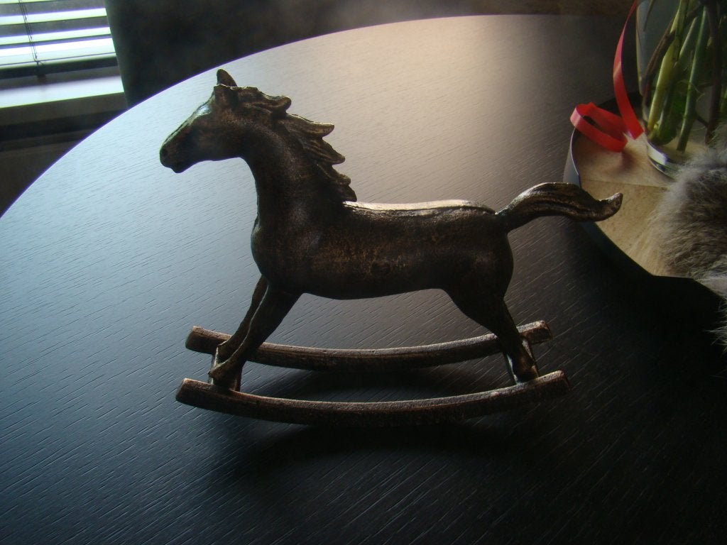 faux bronzen hobbelpaard en paard op houten basement, Ophalen of Verzenden, Zo goed als nieuw, Dier