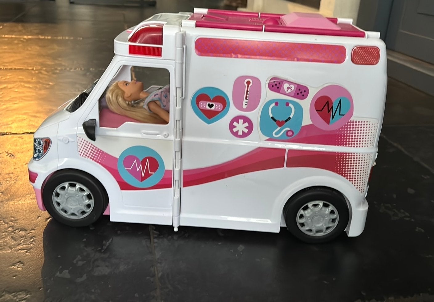 Barbie pop ambulance met dokter en accessoires, Ophalen of Verzenden, Zo goed als nieuw