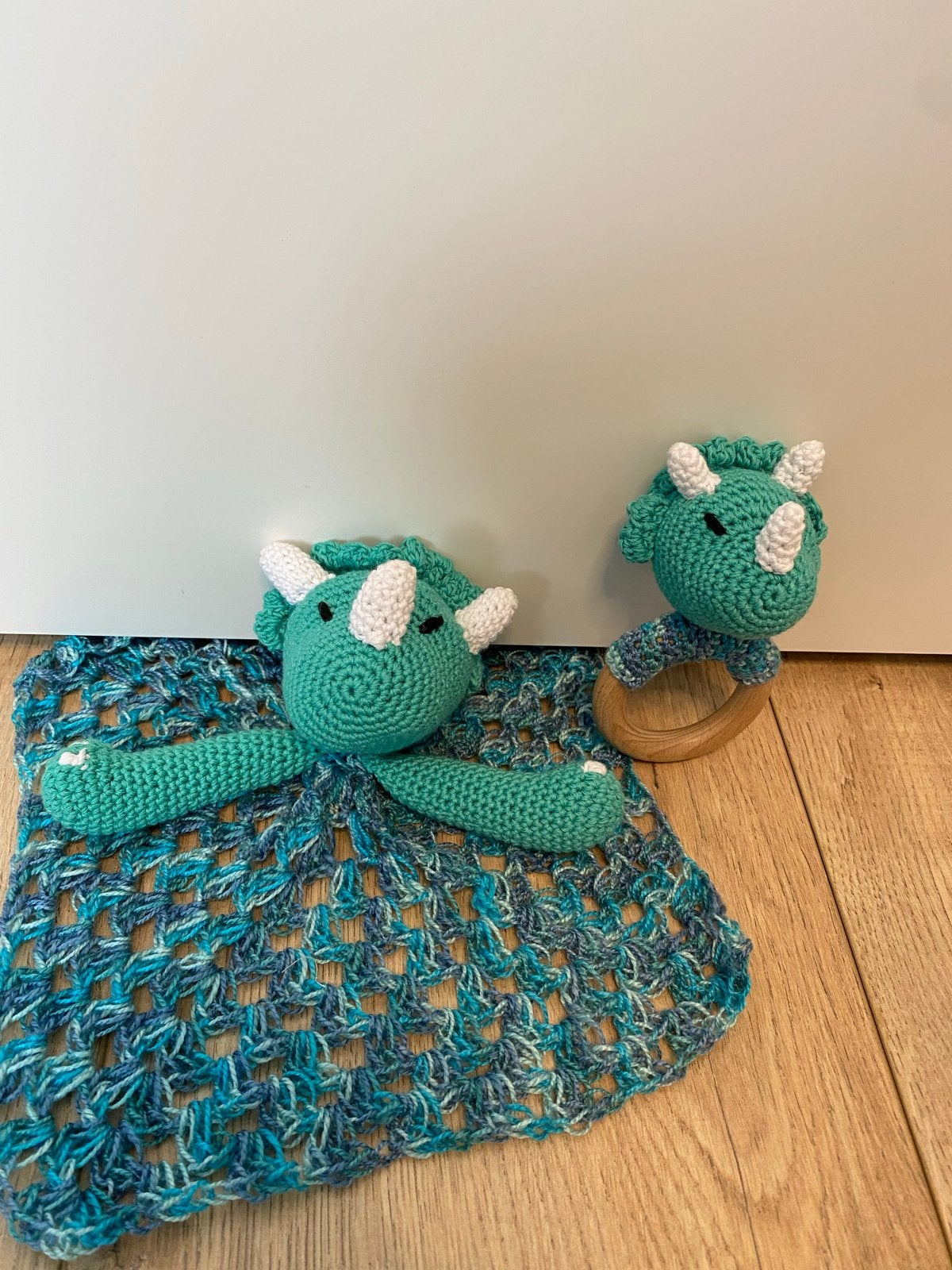 Gehaakte Triceratops Knuffeldoekje en Rammelaar Set, Verzenden, Nieuw, Rammelaar, Met geluid