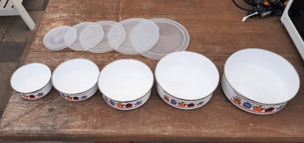 Set 5 Emaillen Schalen met een Decoratieve Rand en Deksels, Ophalen