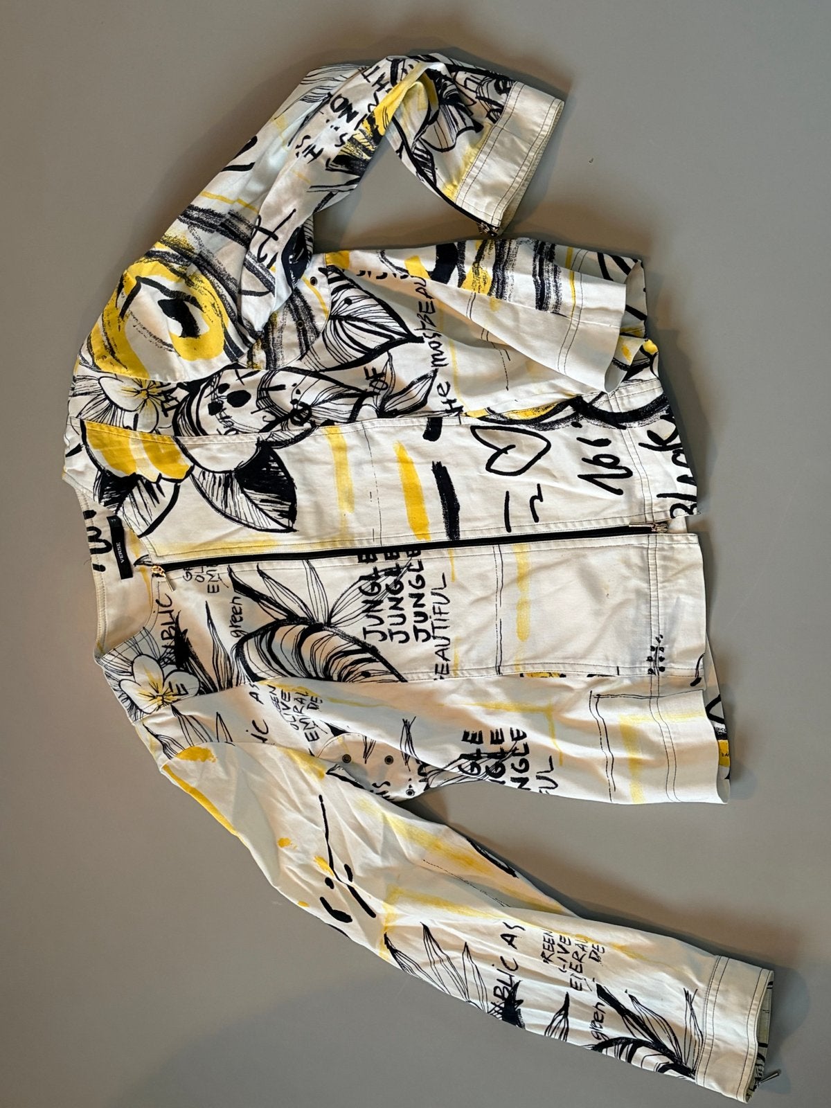 Unieke spijkerjas met jungle print en tekst, Ophalen of Verzenden, Zo goed als nieuw, Maat 38/40 (M), Wit