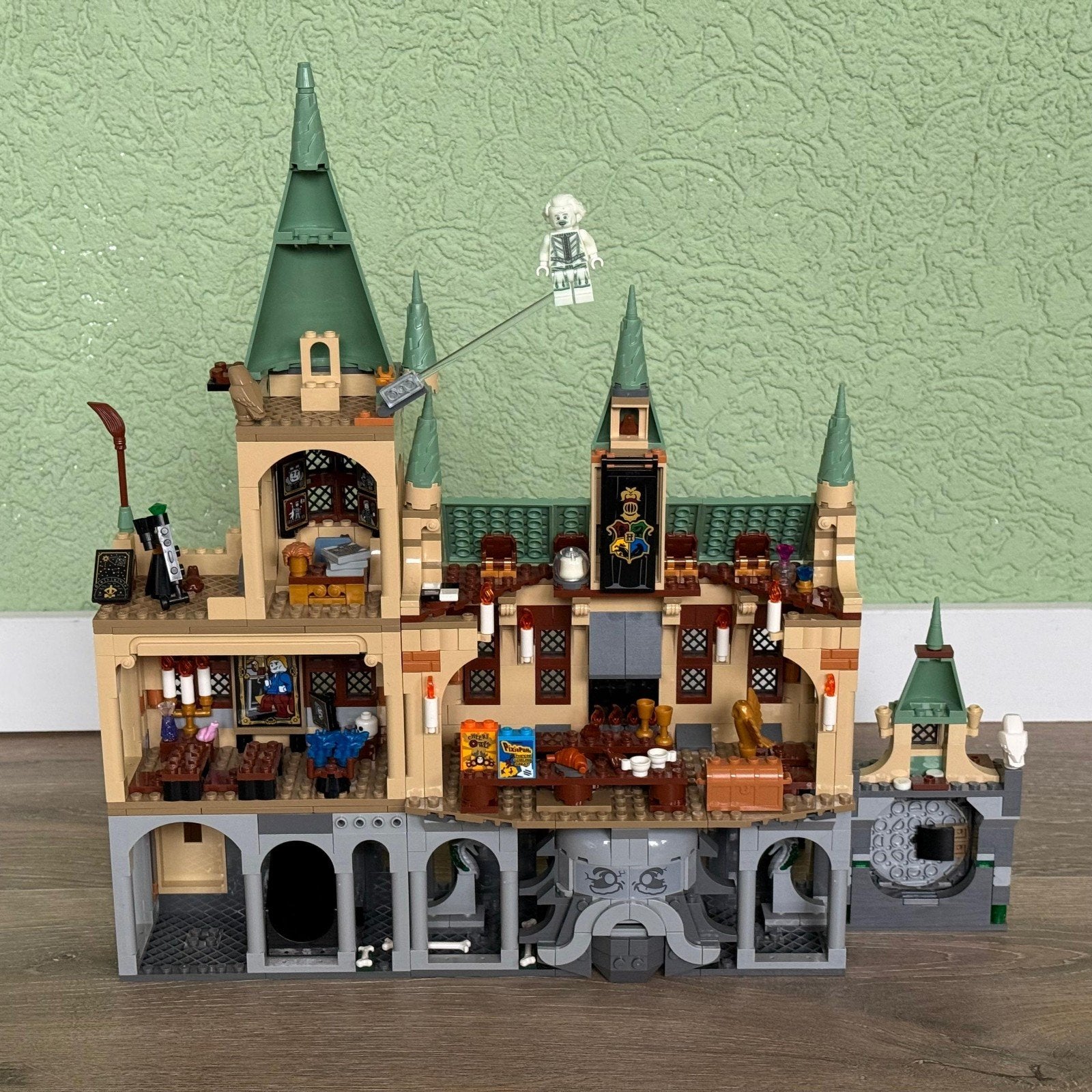 LEGO Harry Potter geheime kamer 76389 + gouden Voldemort, Verzamelen, Harry Potter, Ophalen of Verzenden, Zo goed als nieuw, Actiefiguurtje