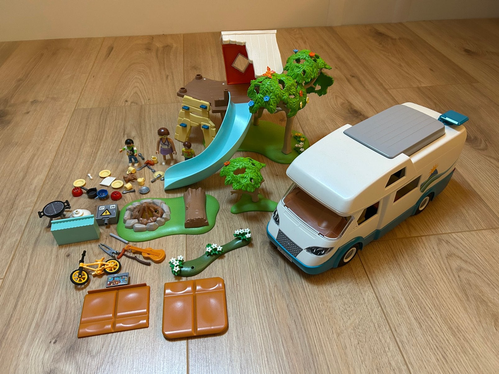 PLAYMOBIL Family Fun 70088 Camper en 71001 boomhut, Ophalen, Zo goed als nieuw