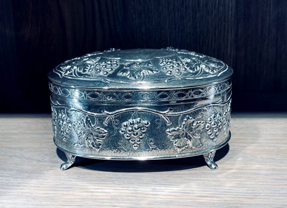 Antiek Tafelzilver / Ovaal Kistje met Sierlijk Druivenmotief, Ophalen of Verzenden